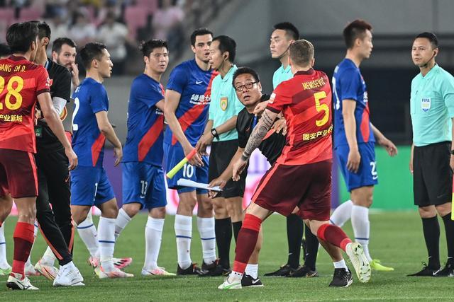 姆巴佩球员通道内找队友沟通没人理