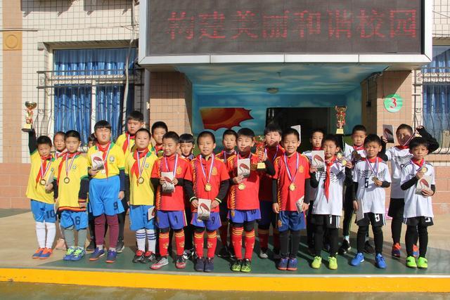 记者：本坦库尔因种族歧视孙兴慜 被英足总禁7场